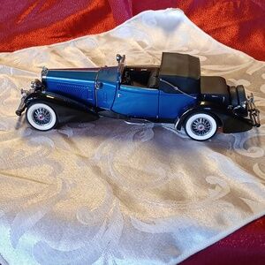 1:24 scale Franklin Mint  blue and black 1933 Duesenberg J  Victoria die cast mo